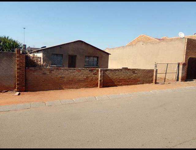 2 BEDROOM HOUSE FOR SALE IN MOFOLO CENTRAL